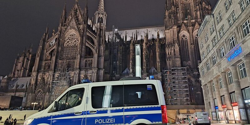 Die Polizei war wegen der Terrorwarnung am Kölner Dom mit einem Großaufgebot im Einsatz. (Archivbild) - Foto: Sascha Thelen/dpa