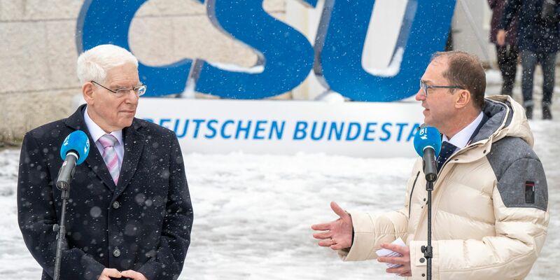 Der Präsident des Zentralrats der Juden in Deutschland Josef Schuster (l) und Alexander Dobrindt, CSU-Landesgruppenchef, geben gemeinsam ein Pressestatement. - Foto: Peter Kneffel/dpa