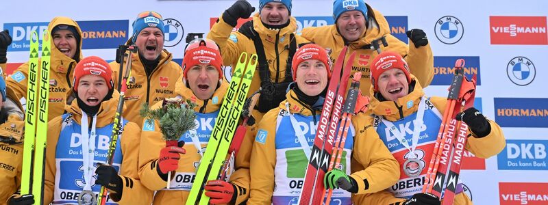 Die Biathlon-Staffel der Männer freut sich über den zweiten Platz in Oberhof. - Foto: Martin Schutt/dpa