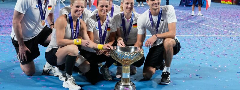 Das deutsche Team posiert mit dem Pokal nach dem Sieg über das polnische Team. - Foto: Mark Baker/AP/dpa