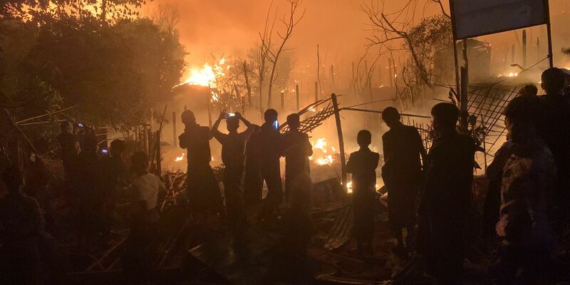 Hütten aus Bambus und Planen: In den Rohingya-Lagern brechen immer wieder Feuer aus. - Foto: Shafiqur Rahman/AP/dpa