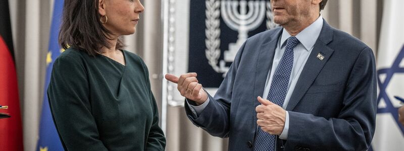 Annalena Baerbock (l.) wird vom israelischen Präsidenten Izchak Herzog begrüßt. - Foto: Michael Kappeler/dpa