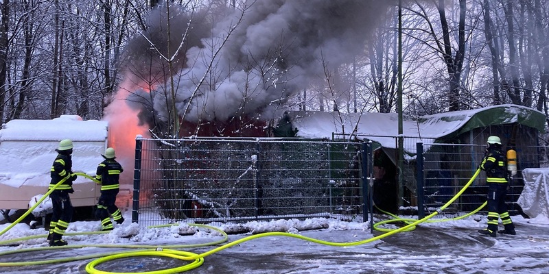 FW-M: Bauwagen brennt komplett aus (Moosach) - Foto: presseportal.de