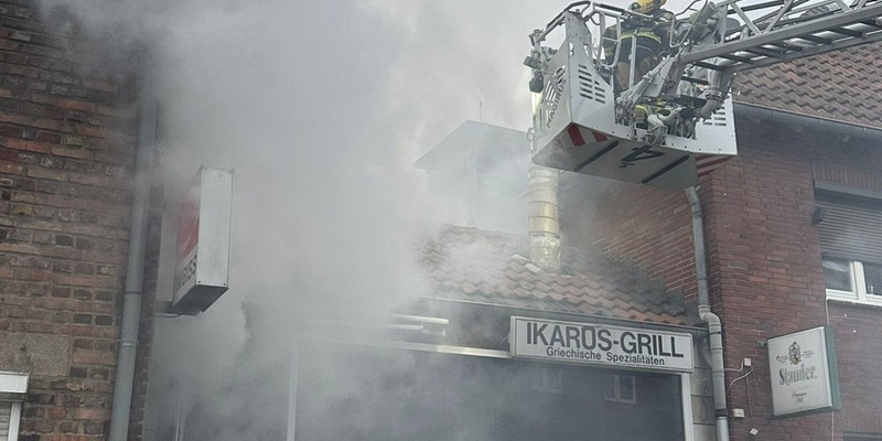 FW-E: Brand einer Fritteuse greift auf Lüftungsanlage und Gebäude über - keine Verletzten - Foto: presseportal.de