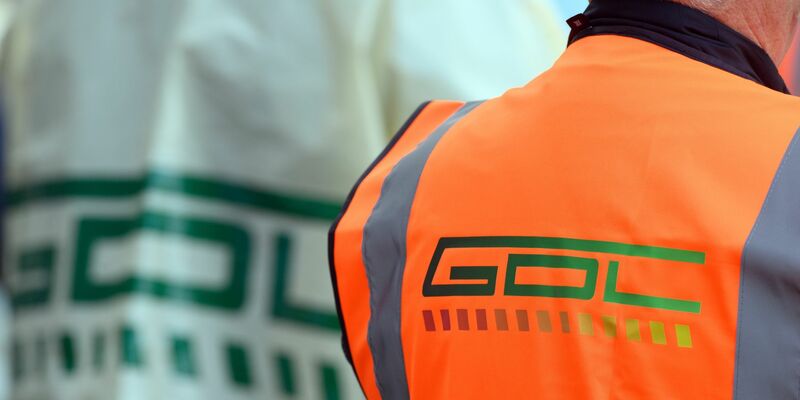 GDL-Mitglieder während einer Kundegebung: Bisher gibt es keine Einigung im Tarifkonflikt mit der Deutschen Bahn. - Foto: Soeren Stache/dpa