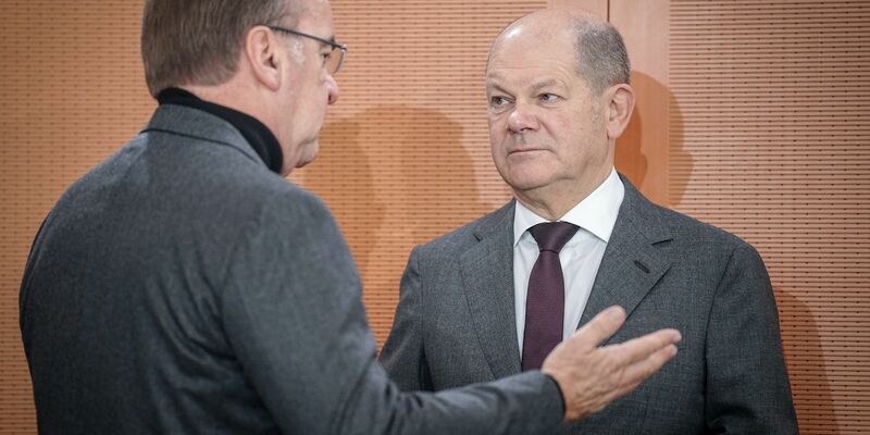 Olaf Scholz (r.) und Boris Pistorius während einer Sitzung des Bundeskabinetts im Bundeskanzleramt. - Foto: Kay Nietfeld/dpa
