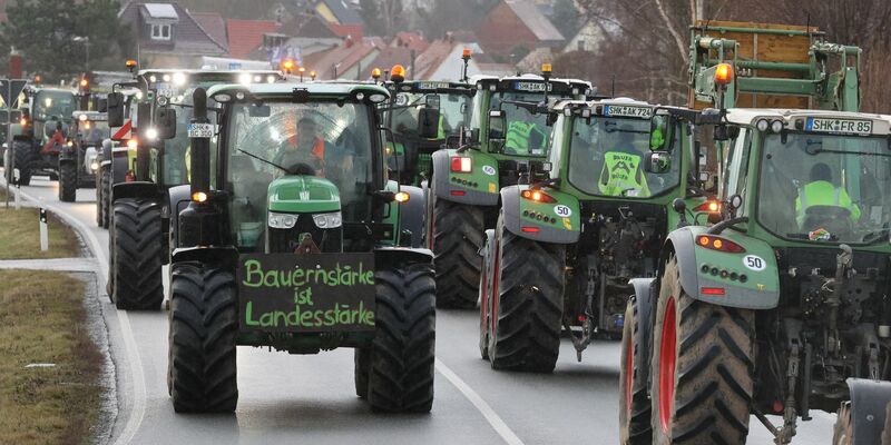 Die Landwirte planen für heute Konvois und Kundgebungen. - Foto: Bodo Schackow/dpa