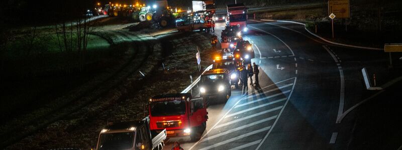 Hunderte Traktoren, Baufahrzeuge und Lkws blockieren das Kreuz der Bundesstraßen B303 und B279. - Foto: Pia Bayer/dpa
