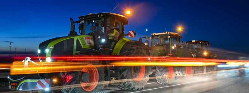 Landwirte blockieren mit ihren Traktoren die Auffahrt auf die Autobahn A12 in Richtung Berlin. - Foto: Patrick Pleul/dpa