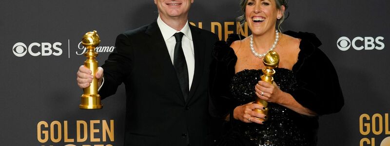 Regisseur Christopher Nolan freut sich mit seiner Frau, der Filmproduzent Emma Thomas, über die Golden Globes. - Foto: Chris Pizzello/Invision/AP/dpa
