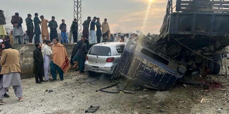 Attentat auf Impfteams: Die Bombe explodierte nahe eines Fahrzeugs am Straßenrand. - Foto: Str/XinHua/dpa