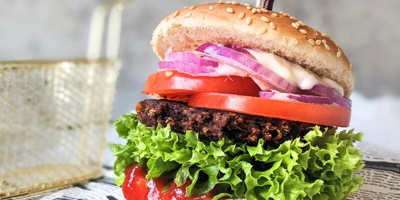 Ein Burger mit Käse sorgt für Ärger. - Foto: Doreen Hassek/haupstadtkueche.blogspot.com/dpa-tmn