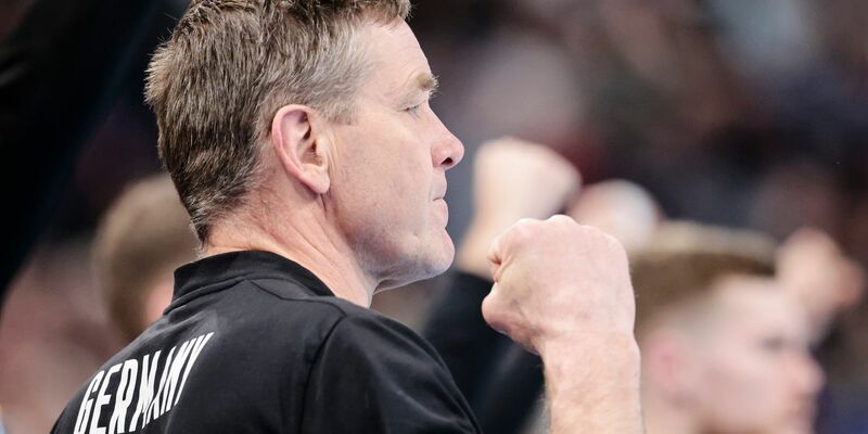 Die deutschen Handballer um Bundestrainer Alfred Gislason möchten bei der ersten Heim-EM eine Medaille gewinnen. - Foto: Frank Molter/dpa