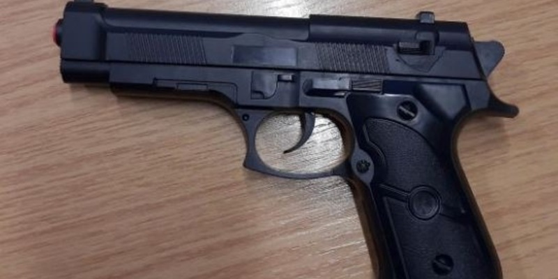 BPOL-H: Aggressives Diebesduo mit Anscheinswaffe entwendet Rucksack im Zug - Festnahme auf frischer Tat - Foto: presseportal.de