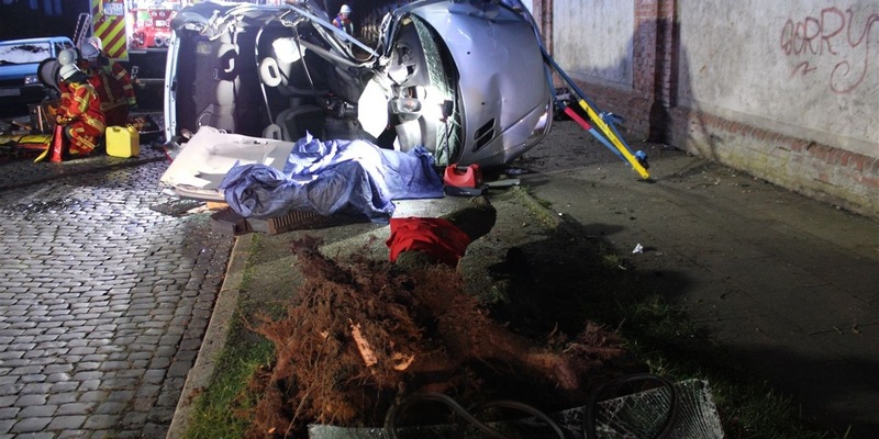 POL-MI: Auto prallt mit Fahrertür gegen Baum: Zwei Verletzte - Foto: presseportal.de