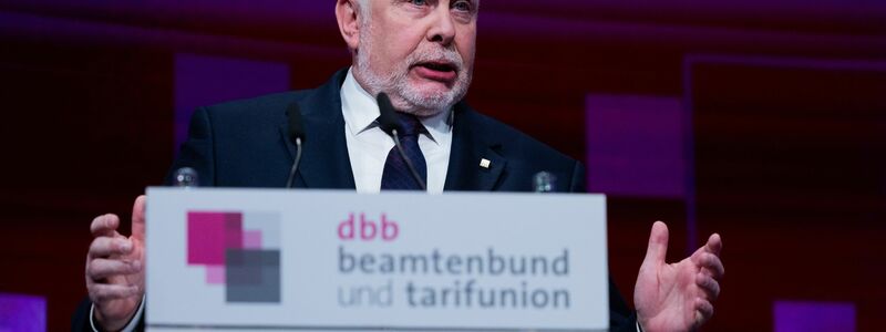 dbb-Vorsitzender Ulrich Silberbach spricht bei der Jahrestagung des Deutschen Beamtenbundes in Köln. - Foto: Rolf Vennenbernd/dpa