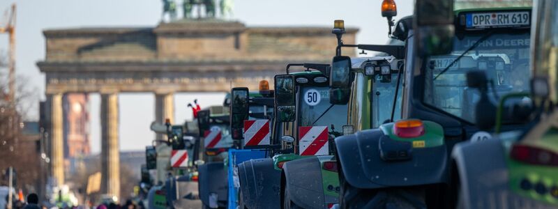 Traktoren vor dem Brandenburger Tor auf der Straße des 17. Juni. - Foto: Monika Skolimowska/dpa