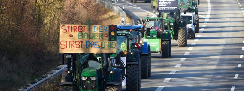 Landwirte protestieren auf der Autobahn A48 bei Weitersburg in Rheinland-Pfalz. - Foto: Thomas Frey/dpa