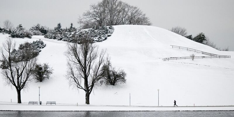 In München liegt Schnee. - Foto: Sven Hoppe/dpa