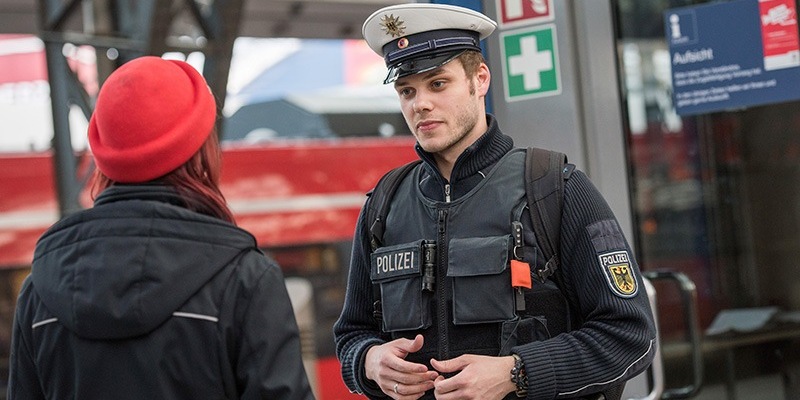 Bundespolizeidirektion München: Zugbegleiterin bedroht und Hitlergruß gezeigt/ Bundespolizei nimmt Mann in Gewahrsam - Foto: presseportal.de