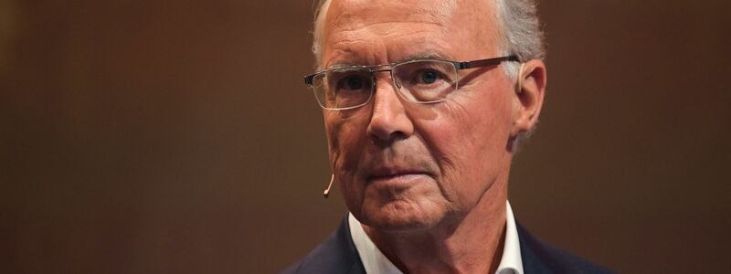 Die versammelte Fußball-Prominenz ehrte Franz Beckenbauer beim Ballon d'Or.  - Foto: Ina Fassbender/dpa