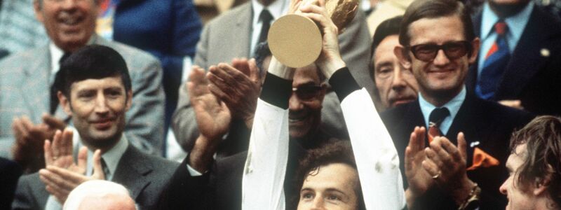 Franz Beckenbauer (M) gewann als Kapitän der DFB-Elf die WM 1974. - Foto: Hartmut Reeh/dpa