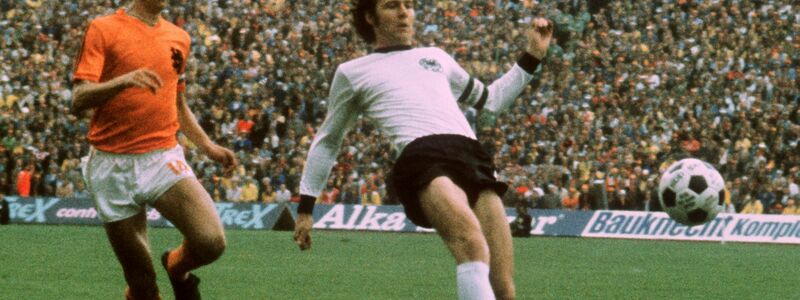 Beckenbauer (r) definierte mit seiner Eleganz und Leichtigkeit auf dem Spielfeld die Rolle des Liberos neu. - Foto: dpa/dpa