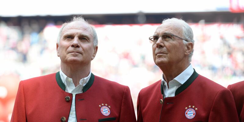 Uli Hoeneß (l) und der FC Bayern würdigen Franz Beckenbauer als die «größte Persönlichkeit» in der Geschichte des Vereins. - Foto: picture alliance / dpa