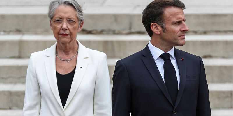 Emmanuel Macron (r.) muss den Posten von Élisabeth Borne neu besetzen. - Foto: Mohammed Badra/EPA /AP/dpa