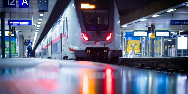 Die Deutsche Bahn geht davon aus, dass der Lokführerstreik Millionen Fahrgäste betreffen wird. - Foto: Moritz Frankenberg/dpa