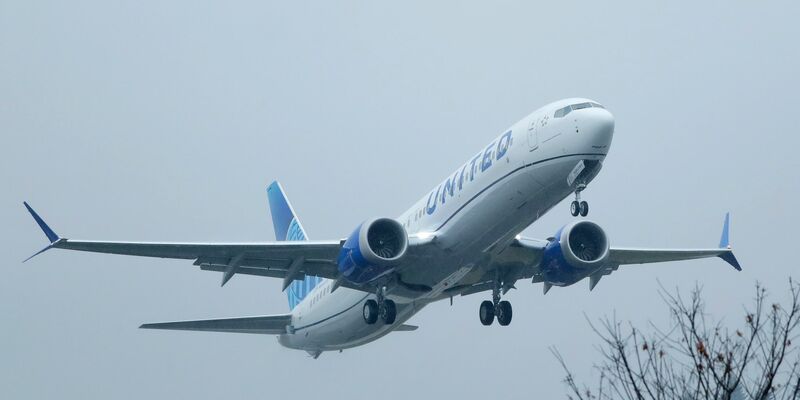 Bei Inspektionen von Flugzeugen des Typs Boeing 737 Max 9 hat die US-Fluggesellschaft United Airlines lose Schrauben an dem Rumpf-Bauteil gefunden (Archivbild). - Foto: Ted S. Warren/AP/dpa