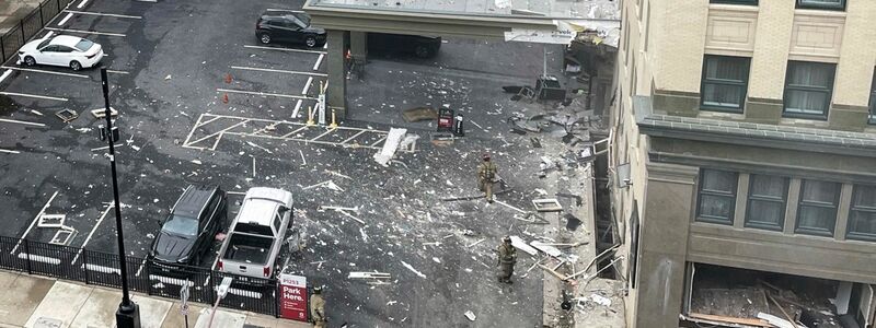 Rund um das Hotel liegen nach der Explosion zahlreiche Trümmer. - Foto: Kathy Johnson/Special to the Star-Telegram via AP/dpa
