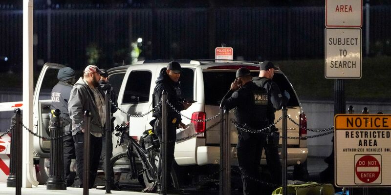 Die Polizei des Secret Service untersucht das Fahrzeug, das gegen eine Sicherheitsschranke am Eingang des Weißen Hauses gefahren ist. - Foto: Mark Schiefelbein/AP/dpa