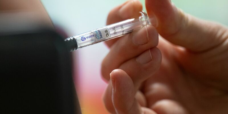 Der Verbandspräsident der Kinderärzte rechnet mit einer massiven Grippewelle. - Foto: Robert Michael/dpa