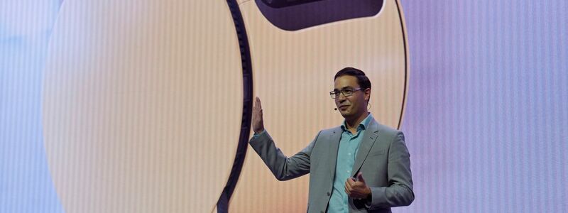 Jonathan Gabrio, Leiter des Connected Experience Center bei Samsung Electronics America, präsentiert den kugelförmigen Roboter «Ballie». - Foto: John Locher/AP/dpa