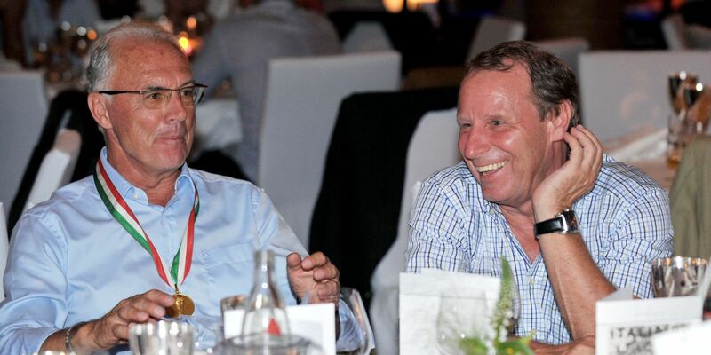 Berti Vogts (r) trauert um den am Sonntag gestorbenen Franz Beckenbauer. - Foto: Oliver Hurst/dpa