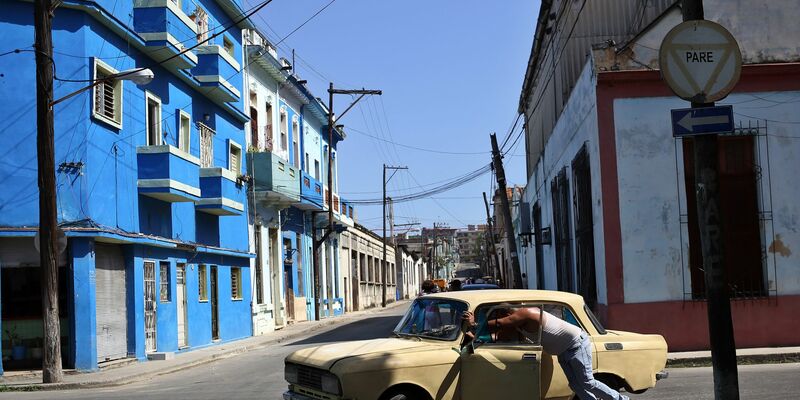 Ein Mann schiebt sein kaputtes Auto durch eine Straße in der kubanischen Hauptstadt. - Foto: Ernesto Salazar/ZUMA Wire/dpa