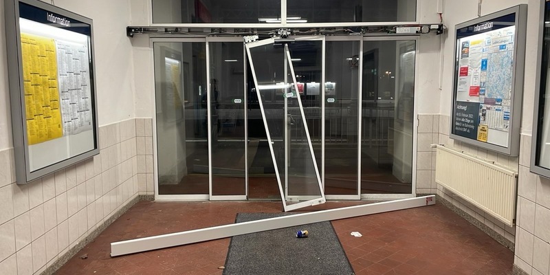 BPOL-HRO: Bahnhofstür zerstört - Foto: presseportal.de