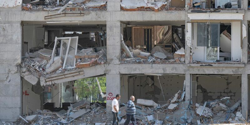 Zerstörte Häuserzeile im südtürkischen Antakya im April 2023. Mit volkswirtschaftlichen Schäden von 50 Milliarden Dollar war das Erdbeben in der Türkei laut Munich Re die finanziell schwerwiegendste Naturkatastrophe des vergangenen Jahres - und die verlustreichste. - Foto: Boris Roessler/dpa