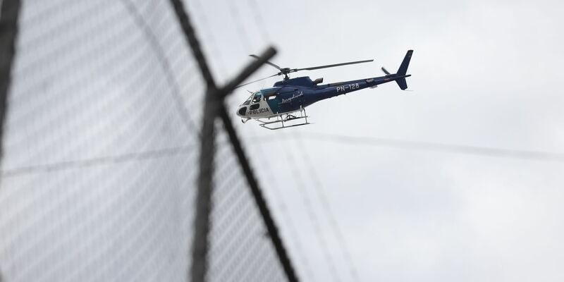 Ein Hubschrauber fliegt über dem Zaun des Gefängnisses Inca im Norden von Quito. - Foto: Juan Diego Montenegro/dpa