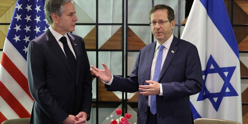 US-Außenminister Antony Blinken (l) hat bei seiner Reise nach Israel auch den israelischen Präsidenten Isaac Herzog in Tel Aviv getroffen. - Foto: Abir Sultan/Pool EPA via AP/dpa