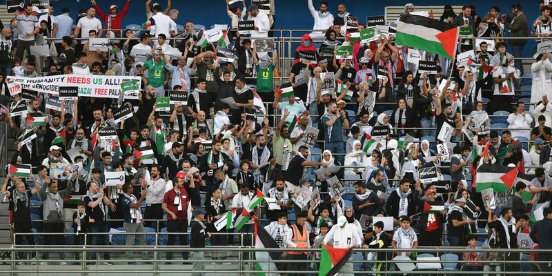 Palästinensische Fans im Stadion. - Foto: Jaber Abdulkhaleg/AP/dpa