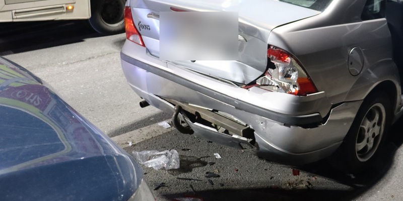 POL-HF: Auffahrunfall mit drei beteiligten Fahrzeugen - 35-jähriger Bünder schwerverletzt - Foto: presseportal.de