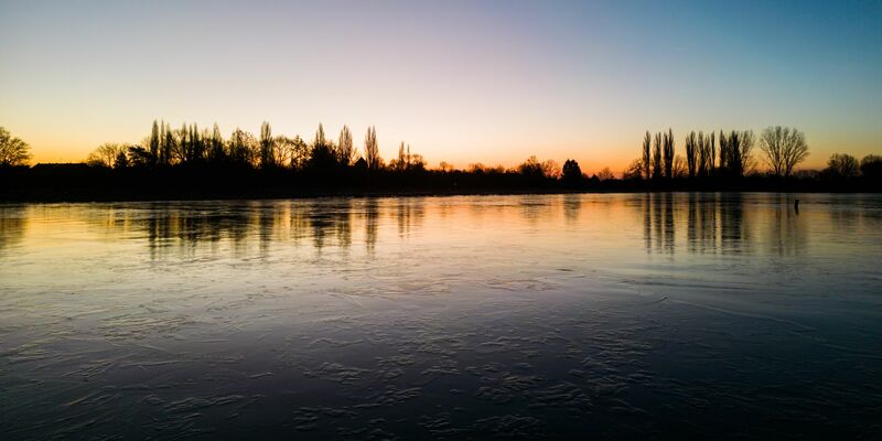 Temperaturen deutlich unter dem Gefrierpunkt verwandeln Gewässer derzeit zu riesigen Eisflächen. - Foto: Julian Stratenschulte/dpa