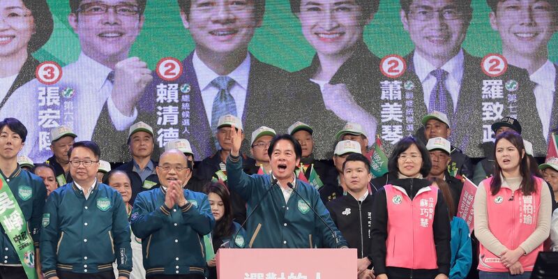 Der Präsidentschaftskandidat der taiwanischen Regierungspartei, William Lai (M), wirft Peking Einmischung in den laufenden Wahlkampf vor. - Foto: ChiangYing-ying/AP/dpa