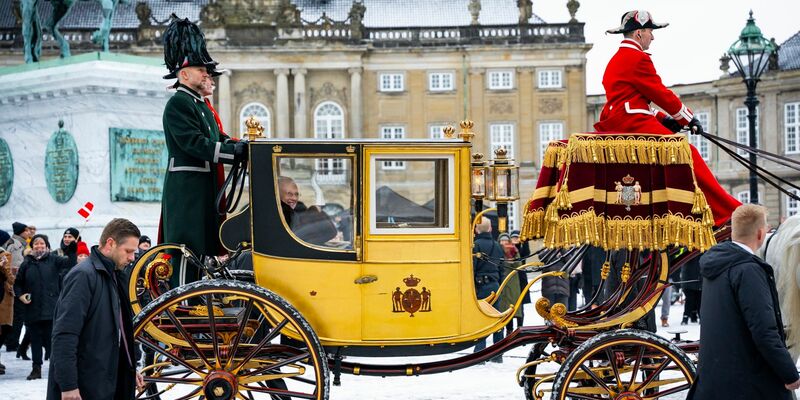 Dänemarks Königin Margrethe II. winkt, während sie in einer Pferdekutsche zum Schloss Christiansborg fährt - wo bald der Thronwechsel vollzogen wird. - Foto: Emil Nicolai Helms/Ritzau Scanpix Foto/AP/dpa