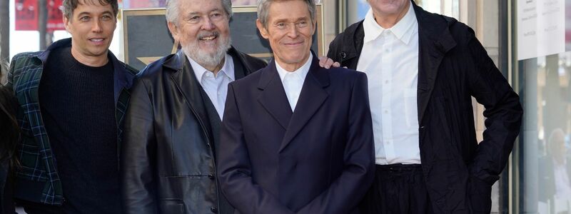 Willem Dafoe (2.v.r) mit den Regisseuren Sean Baker (l), Walter Hill (2.v.l) und Wim Wenders auf dem Hollywood Walk of Fame. - Foto: Chris Pizzello/AP