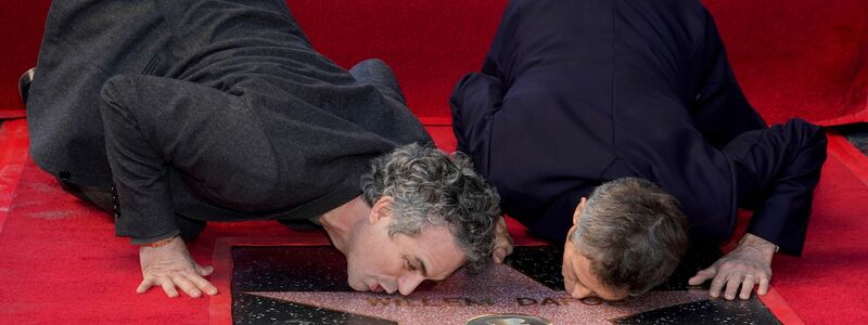 Mark Ruffalo (l) und Willem Dafoe bei der Zeremonie zu Ehren von Dafoe auf dem Hollywood Walk of Fame. - Foto: Chris Pizzello/AP