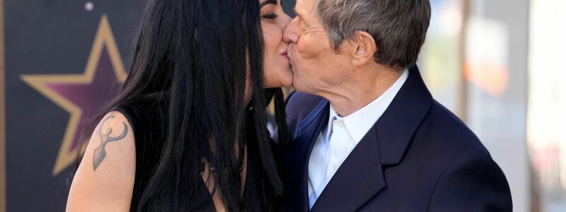 Willem Dafoe, küsst seine Frau Giada Colagrande auf dem Hollywood Walk of Fame. - Foto: Chris Pizzello/AP