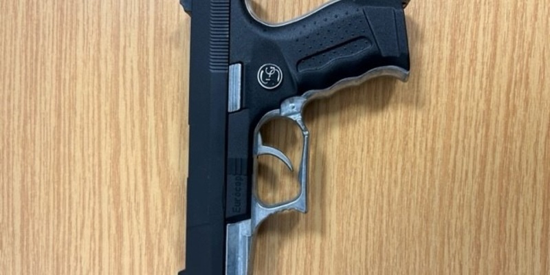 Bundespolizeidirektion München: Zeuge verfolgt Mann mit Waffe im Hosenbund und lotst Polizei zur Festnahme - Foto: presseportal.de